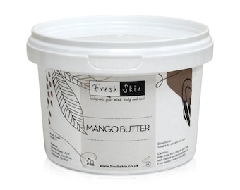 Könnte beinhalten: Ein weißer Plastikbehälter mit einem braunen und weißen Etikett, auf dem "Fresh Skin" und "Mango Butter" steht. Das Etikett enthält auch die Website des Unternehmens, www.freshskin.co.uk. Der Behälter ist mit einer weißen, cremigen Substanz gefüllt.