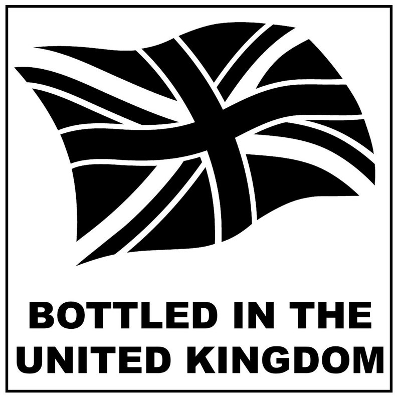 Op de afbeelding: Zwart-witte afbeelding van een Union Jack-vlag met de tekst "Gebottelt in het Verenigd Koninkrijk".