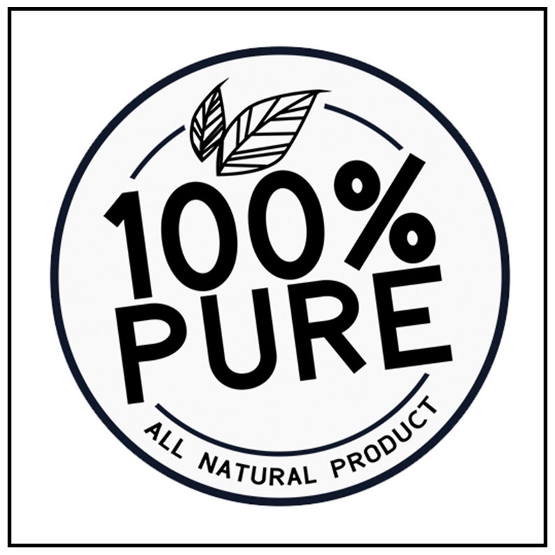 Op de afbeelding: Een witte cirkel met een zwarte rand en de tekst "100% ZUIVER NATUURLIJK PRODUCT" erin. Boven in de cirkel staat een gestileerd beeld van twee bladeren.
