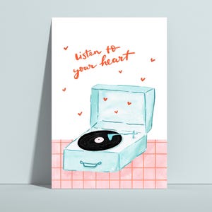 Op de afbeelding: Waterverfillustratie van een vintage platenspeler in een lichtblauwe behuizing met een zwarte vinylplaat. De tekst "listen to your heart" staat in rode letters boven de platenspeler, met kleine rode hartjes verspreid.