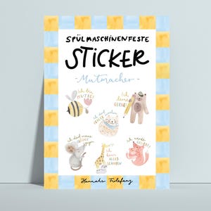 Op de afbeelding: Een stickervel met een blauw-gele gestreepte rand. Het vel bevat de tekst "SPÜLMASCHINENFESTE STICKER - Mutmacher -" en illustraties van een bij, beer, muis, giraffe, kat en vos. Elke afbeelding heeft een Duitse zin.