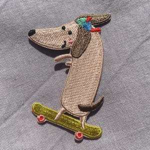Bügelpatch Dackel auf Skateboard – Moderner Aufnäher für Kinder & Erwachsene – Lustiger Hund Patch für Kleidung, Tasche und Jeans
