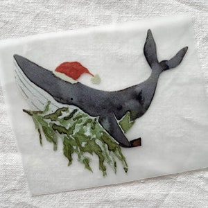 Może przedstawiać: Aquarela przedstawiająca wieloryba w czerwonym kapeluszu Świętego Mikołaja, płynącego przez las zielonych wodorostów.