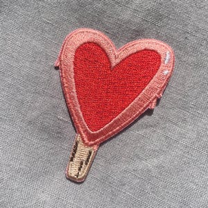 Bügelpatch Eis am Stiel – Moderner Herz  Aufnäher für Kinder & Erwachsene – Lustiger Patch für Kleidung, Tasche und Jeans