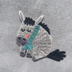 Bügelpatch Hund mit Halstuch – Moderner Aufnäher für Kinder & Erwachsene – Lustiger  Patch für Kleidung, Tasche und Jeans