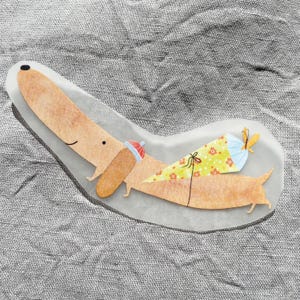 Könnte beinhalten: Eine Cartoon-Illustration eines Dackels, der einen rot-weißen Hut trägt und eine gelbe und blaue kegelförmige Tasche mit Blumenmuster und einem Schmetterling oben trägt.