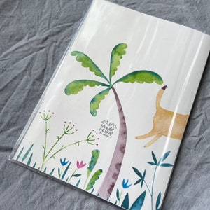 K&ouml;nnte beinhalten: Eine Aquarell-Illustration eines Palmenbaums mit braunem Stamm und gr&uuml;nen Bl&auml;ttern. Ein gelber Hund rennt am Baum vorbei. Der Hintergrund ist wei&szlig; mit gr&uuml;nem Gras und rosa Blumen. Der Text "HAMMAH FIRE-FAN2" ist auf den Baumstamm geschrieben.