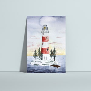 Puede incluir: Una pintura de acuarela de un faro de rayas rojas y blancas en una peque&ntilde;a isla con un muelle de madera. El faro tiene una peque&ntilde;a ventana y una luz amarilla en la parte superior. Hay &aacute;rboles en la isla y el cielo es de un azul suave con nubes rosadas.