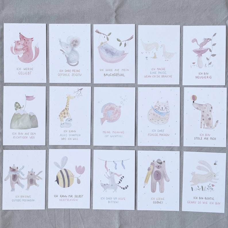Op de afbeelding: Set van 12 ge&iuml;llustreerde kaarten met dieren en positieve affirmaties in het Duits. Elke kaart heeft een ander dier en een boodschap over zelfliefde, zelfvertrouwen en acceptatie. De kaarten zijn gedrukt op wit karton met een aquarel-achtige stijl.