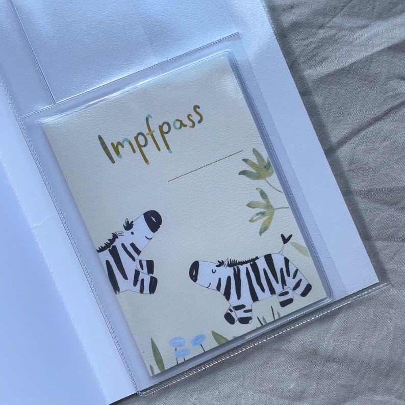 U-Heft Hülle, Impfpass, Zebra personalisiert, Geschenk zur Geburt, mit Fach für Impfpass und Gesundheitskarte image 2