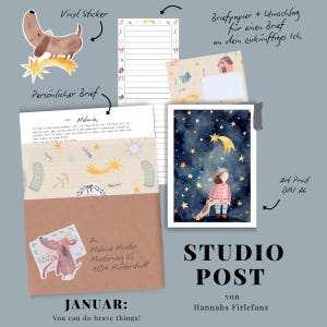 Op de afbeelding: Een verzameling briefpapierartikelen, waaronder een vinyl sticker, gelijnd papier, een envelop en een kunstdruk. De kunstdruk toont een meisje en een hond onder een sterrenhemel. De tekst "STUDIO POST" en "JANUAR: You can do brave things!" zijn zichtbaar.