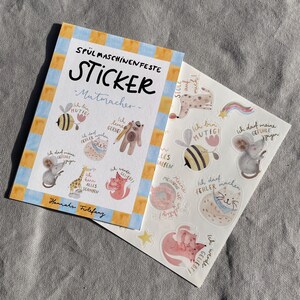 K&ouml;nnte beinhalten: Ein Stickerbogen und ein Heft mit dem Text "SP&Uuml;L MASCHINEN FESTE STICKER - Mutmacher-". Die Aufkleber zeigen Illustrationen einer Biene, Maus, Katze, eines Fuchses und eines B&auml;ren mit deutschen S&auml;tzen.