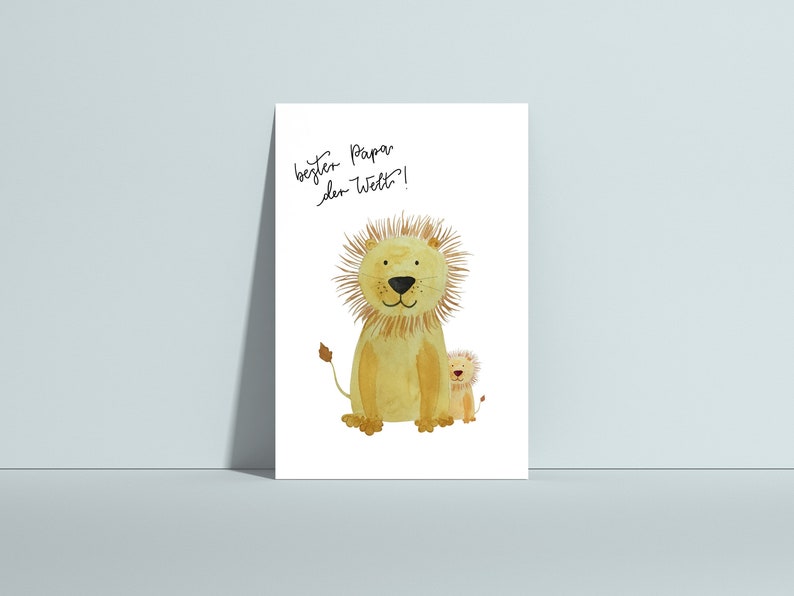 Puede incluir: Una tarjeta con una ilustraci&oacute;n de acuarela de dos leones. El le&oacute;n m&aacute;s grande est&aacute; sentado con una sonrisa y el le&oacute;n m&aacute;s peque&ntilde;o est&aacute; sentado a su lado. El texto en la tarjeta dice "besten Papa der Welt!"