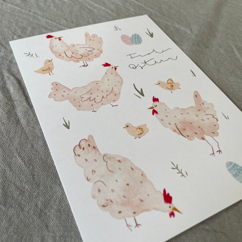 Pu&ograve; includere: Un'illustrazione ad acquerello di un biglietto con uno sfondo rosa chiaro e il testo "Frohe Ostern" in scrittura corsiva marrone. Il biglietto presenta cinque galline e pulcini, tutti con creste rosse e corpi rosa chiaro. Le galline hanno occhi marroni e macchie marrone chiaro. I pulcini hanno corpi gialli e occhi marroni. Il biglietto &egrave; decorato con erba verde e uova blu chiaro.