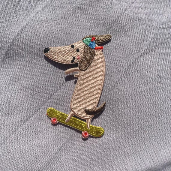 Bügelpatch Dackel auf Skateboard – Moderner Aufnäher für Kinder & Erwachsene – Lustiger Hund Patch für Kleidung, Tasche und Jeans