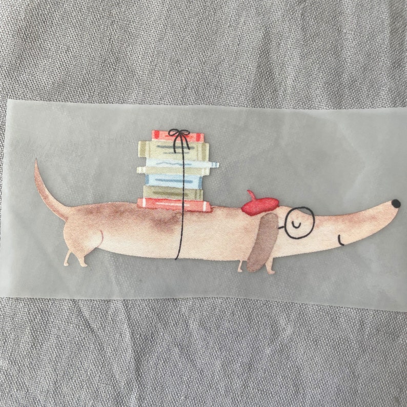 Bügelbild Dackel mit Bücherstapel