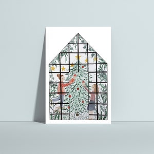 Puede incluir: Dos personas decoran un &aacute;rbol de Navidad dentro de un invernadero. El &aacute;rbol es verde con adornos rojos y estrellas amarillas. El invernadero est&aacute; hecho de metal negro y vidrio.