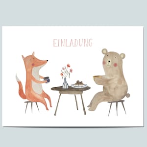 K&ouml;nnte beinhalten: Aquarellillustration eines Fuchses und eines B&auml;ren, die an einem kleinen Tisch sitzen. Der Fuchs ist orange und der B&auml;r ist braun. Auf dem Tisch stehen eine Vase mit Blumen und ein Teller mit Essen. Das Wort "EINLADUNG" ist rosa geschrieben.