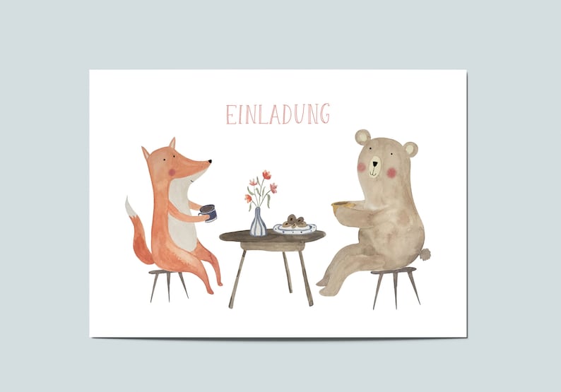 K&ouml;nnte beinhalten: Aquarellillustration eines Fuchses und eines B&auml;ren, die an einem kleinen Tisch sitzen. Der Fuchs ist orange und der B&auml;r ist braun. Auf dem Tisch stehen eine Vase mit Blumen und ein Teller mit Essen. Das Wort "EINLADUNG" ist rosa geschrieben.