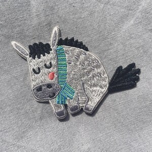 Bügelpatch Hund mit Halstuch – Moderner Aufnäher für Kinder & Erwachsene – Lustiger Patch für Kleidung, Tasche und Jeans image 3