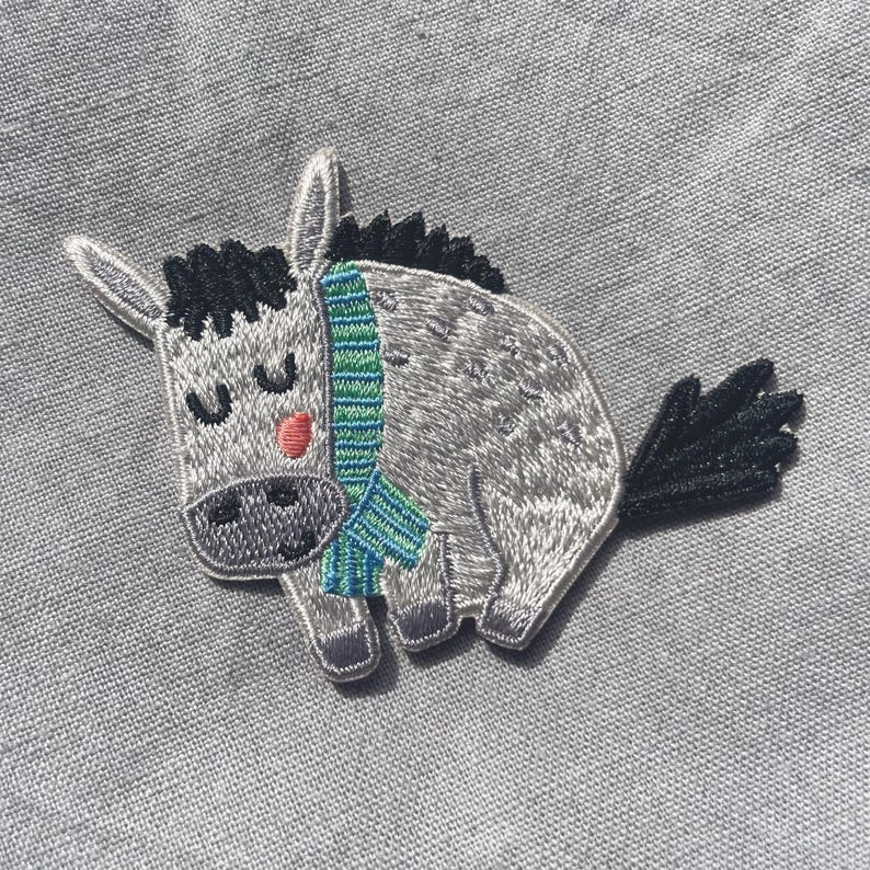 Bügelpatch Hund mit Halstuch – Moderner Aufnäher für Kinder & Erwachsene – Lustiger Patch für Kleidung, Tasche und Jeans image 3
