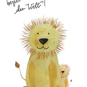 Puede incluir: Una ilustraci&oacute;n de acuarela de dos leones, uno grande y otro peque&ntilde;o, con el texto "bester Papa der Welt!" encima. Los leones sonr&iacute;en y tienen melenas marrones.
