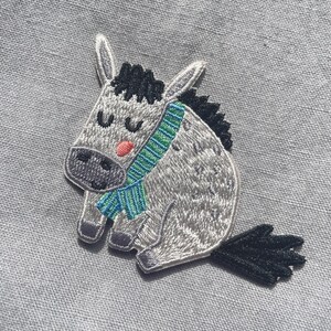 Bügelpatch Hund mit Halstuch – Moderner Aufnäher für Kinder & Erwachsene – Lustiger Patch für Kleidung, Tasche und Jeans image 2