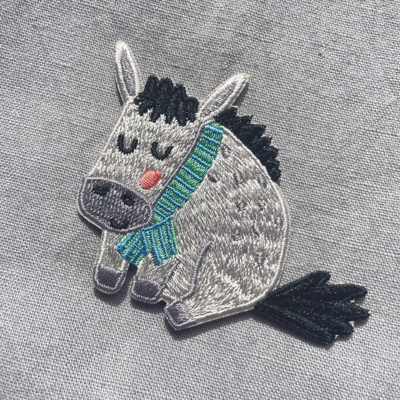 Bügelpatch Hund mit Halstuch – Moderner Aufnäher für Kinder & Erwachsene – Lustiger Patch für Kleidung, Tasche und Jeans image 2
