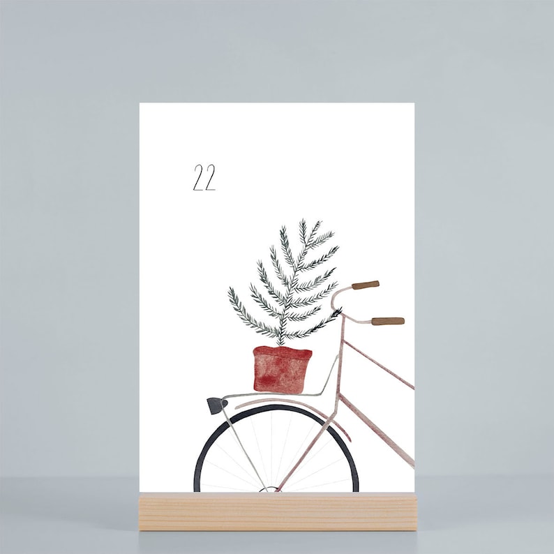 Puede incluir: Ilustraci&oacute;n en acuarela de una bicicleta con una planta perenne en maceta en una maceta roja en el portaequipajes trasero. El n&uacute;mero "22" est&aacute; en la esquina superior izquierda. La imagen se muestra en un soporte de madera.