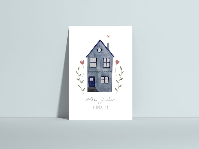 K&ouml;nnte beinhalten: Eine Aquarell-Illustration eines blauen Hauses mit einer roten T&uuml;r und wei&szlig;en Fenstern. Das Haus ist von gr&uuml;nen Pflanzen und roten Blumen umgeben. Der Text "Aller Liebe zum Einzug!" steht unter dem Haus.