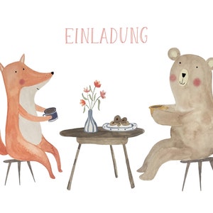 K&ouml;nnte beinhalten: Aquarellillustration eines Fuchses und eines B&auml;ren, die an einem Tisch sitzen und jeweils eine Tasse halten. Auf dem Tisch stehen eine Vase mit Blumen und ein Teller mit Geb&auml;ck. Das Wort "EINLADUNG" steht rot oben.