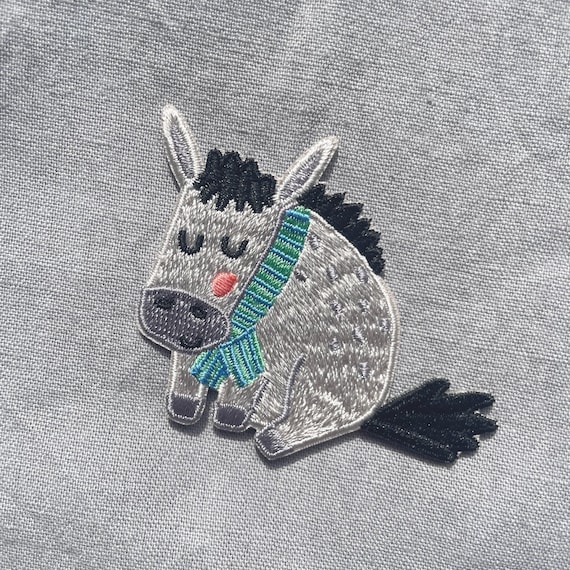 Bügelpatch Hund mit Halstuch – Moderner Aufnäher für Kinder & Erwachsene – Lustiger  Patch für Kleidung, Tasche und Jeans