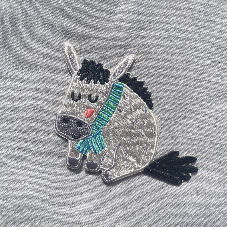 Bügelpatch Hund mit Halstuch – Moderner Aufnäher für Kinder & Erwachsene – Lustiger Patch für Kleidung, Tasche und Jeans image 1