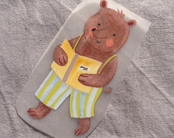 Bügelbild Bär mit Buch – Aufbügler für Kinderkleidung, DIY Bügelmotiv Kuschelig