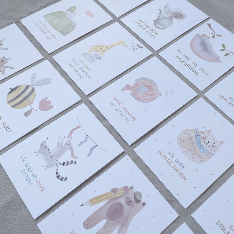 Op de afbeelding: Een set van 10 ge&iuml;llustreerde kaarten met verschillende dieren en zinnen in het Duits. De kaarten zijn gedrukt op wit karton met een lichtroze achtergrond. De zinnen zijn: "Ich darf meine Gef&uuml;hle zeigen", "Ich h&ouml;re auf mein Bauchgef&uuml;hl", "Ich bin auf dem richtigen Weg", "Ich kann alles schaffen was ich will", "Meine Meinung ist wichtig!", "Ich darf Fehler machen", "Ich darf um Hilfe bitten!", "Wir selbst", "Wenn ich" en "Stolz".