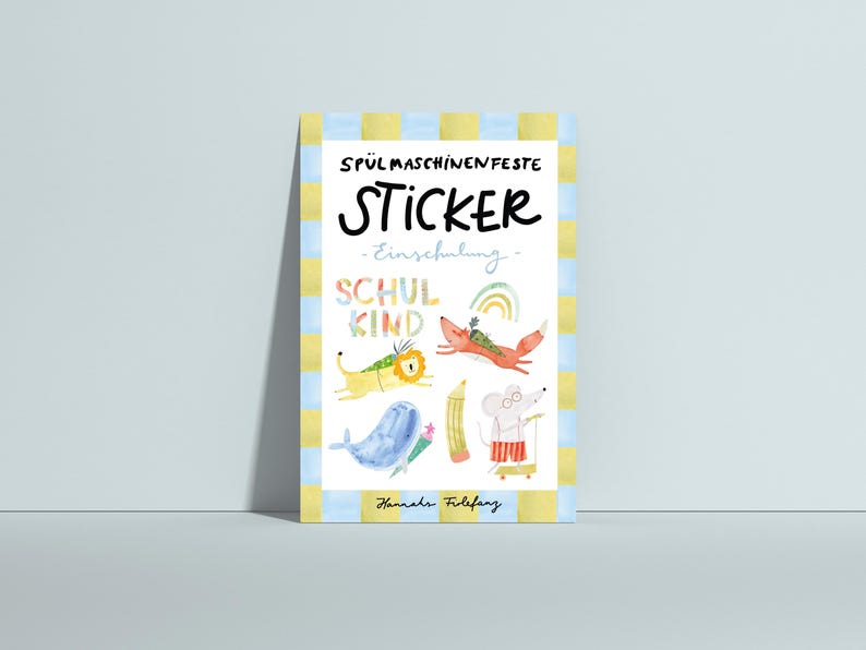 Pu&ograve; includere: Un foglio di adesivi colorati con il testo "SP&Uuml;LMASCHINENFESTE STICKER - Einschulung - SCHUL KIND" e illustrazioni di animali e oggetti scolastici. Il bordo &egrave; a righe blu e gialle.