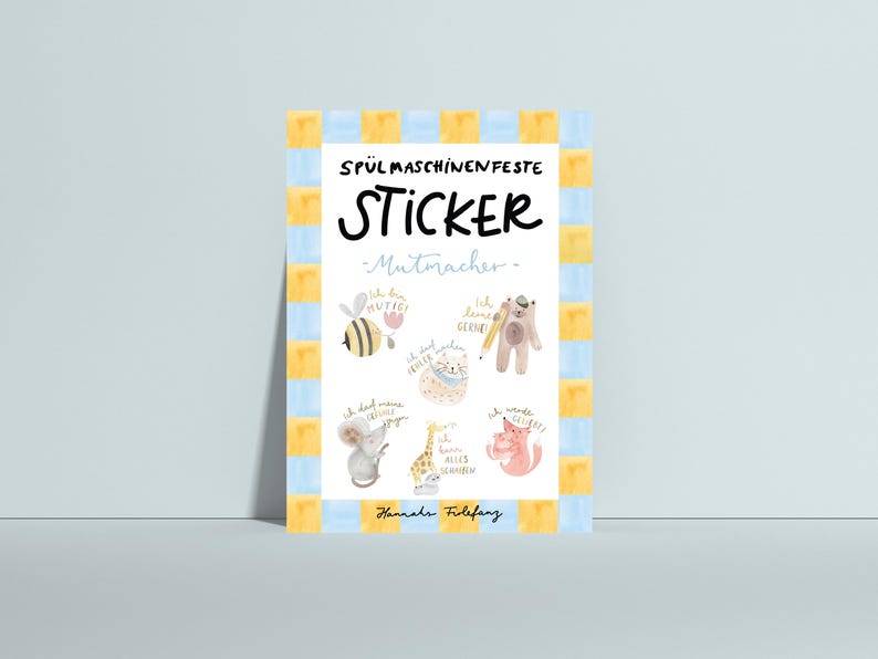K&ouml;nnte beinhalten: Ein Stickerbogen mit blau-gelbem Streifenrand. Der Bogen zeigt den Text "SP&Uuml;LMASCHINENFESTE STICKER - Mutmacher -" und Illustrationen einer Biene, eines B&auml;ren, einer Maus, einer Giraffe, einer Katze und eines Fuchses.