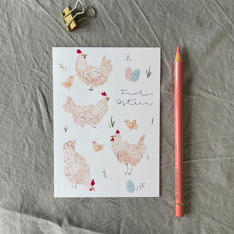 Pu&ograve; includere: Un biglietto bianco con un'illustrazione ad acquerello di galline e pulcini. Il biglietto ha il testo "Frohe Ostern" scritto in inchiostro nero.
