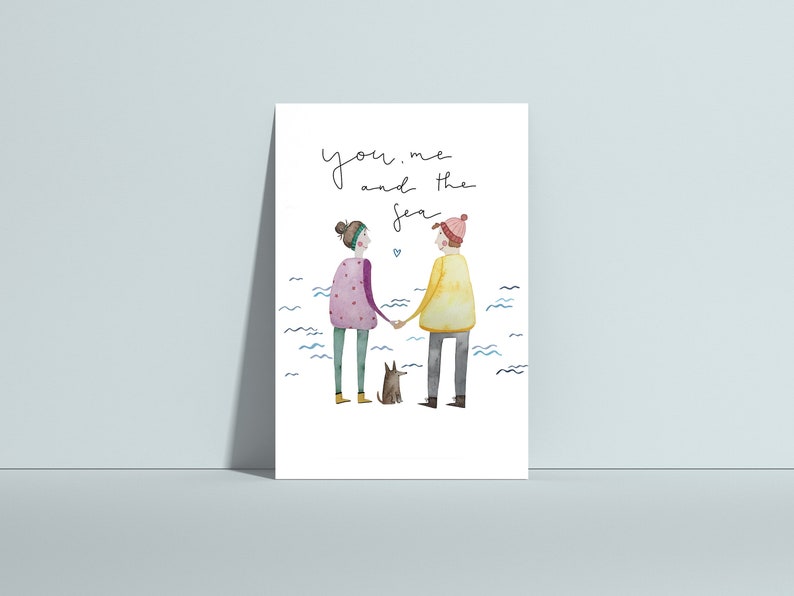 Puede incluir: Impresi&oacute;n en acuarela que presenta dos figuras tomadas de la mano, un perro y el texto "you, me and the sea". Las figuras llevan sombreros y abrigos, de pie frente a l&iacute;neas onduladas azules. La obra est&aacute; sobre un fondo blanco.