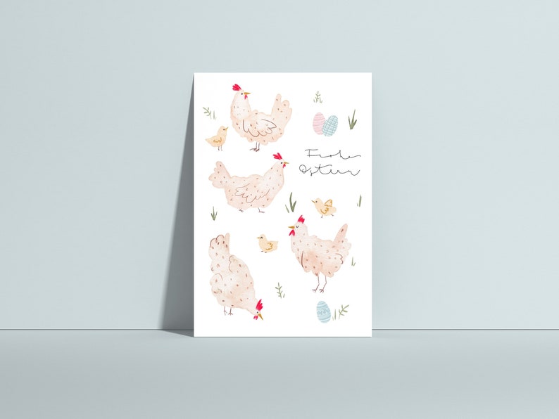 Pu&ograve; includere: Un biglietto bianco con un'illustrazione ad acquerello di galline e pulcini. Il biglietto ha il testo "Fr&ouml;hlich Ostern" scritto su di esso.