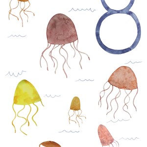 以下が含まれることがあります： 海で泳ぐ8匹のクラゲの水彩画です。クラゲは茶色、黄色、オレンジの様々な色合いです。画像の右上に青い数字の8が書かれています。