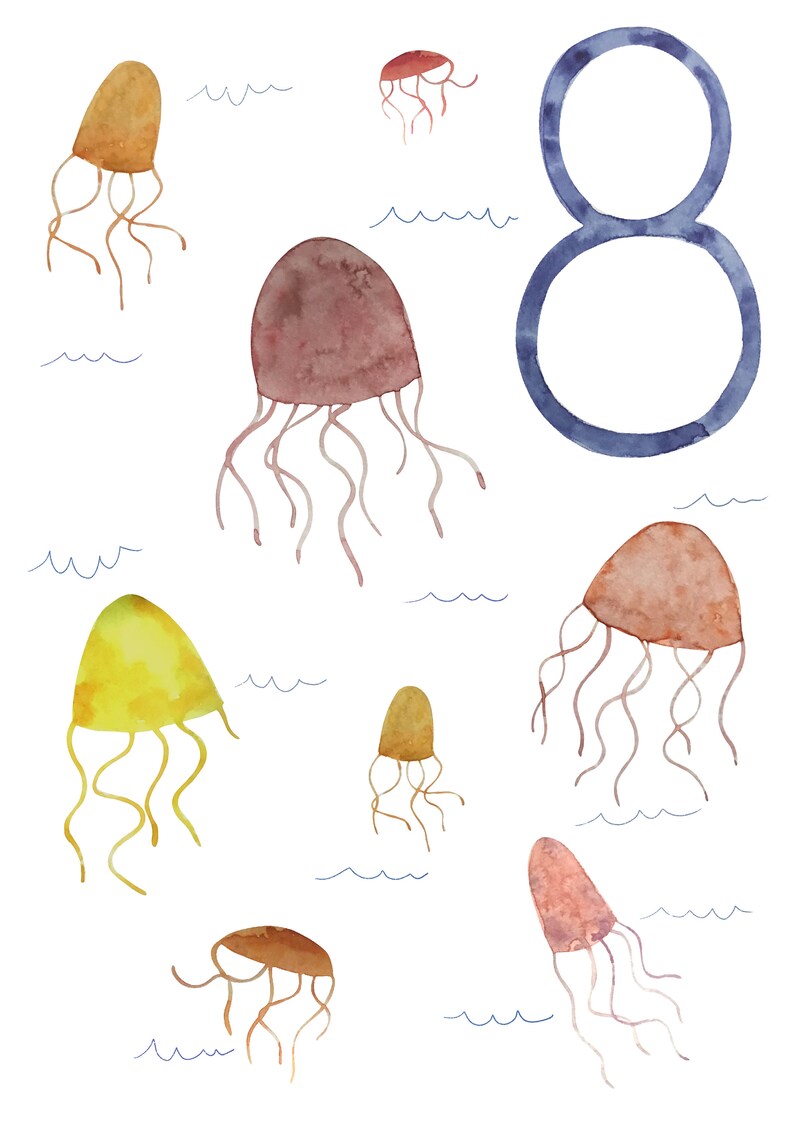 以下が含まれることがあります： 海で泳ぐ8匹のクラゲの水彩画です。クラゲは茶色、黄色、オレンジの様々な色合いです。画像の右上に青い数字の8が書かれています。