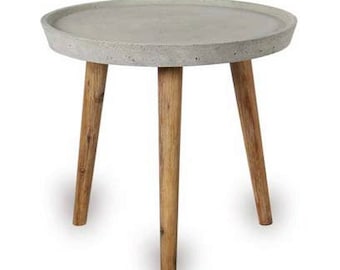 Table en béton avec pieds ronds en bois. Table d'appoint