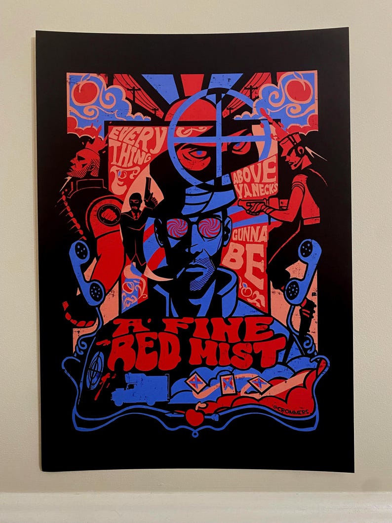 K&ouml;nnte beinhalten: Ein Plakat im Retro-Stil mit einem Farbschema in Rot, Wei&szlig; und Blau. Das Plakat zeigt einen Mann mit einem roten Kreuz &uuml;ber dem Auge und den Text "A Fine Red Mist" in fetter, roter Schrift.
