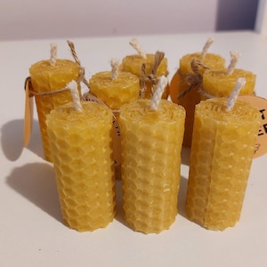 Bienenwachs-Kerzen 8er-Pack, 100% reine, handgerollte Kerzen ohne Duft, 2 x 0,8 Zoll, Honighochzeitskerzen, Babypartykerzen mit Etikett