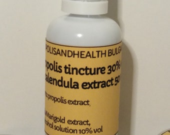 Puede incluir: Una botella blanca con un gotero y una etiqueta amarilla que dice "Polisandhealth Bulgar Polis tintura 30% Calendula extract 50% Propolis extract, Marigold extract, Alcohol solution 10% vol"