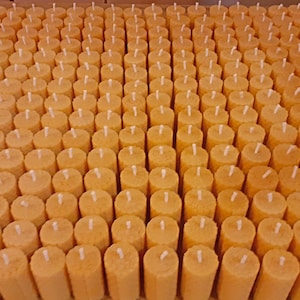 Handgerollte 2 &quot;&quot;Minikerzen aus Bienenwachs 2 &quot;&quot;Minikerzen 200er-Packung: Nicht parfümierte Honigkerzenbevorzugungen mit Etikett.&quot;