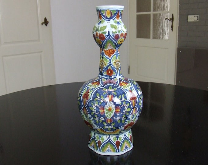 Oud Delft Nijmegen medium to large handpainted Delft style 'garlic-neck' vase (tin glaze)