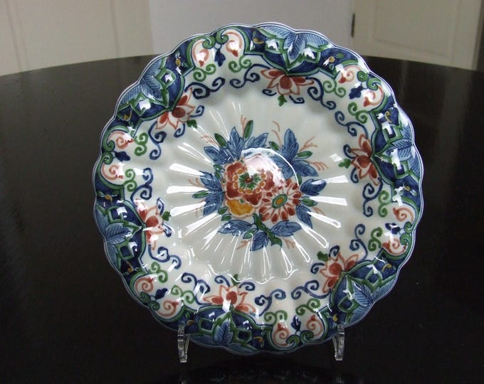 Tichelaar Makkum handpainted Delft scalloped and fluted dish / plate (tin glaze) with flower motif