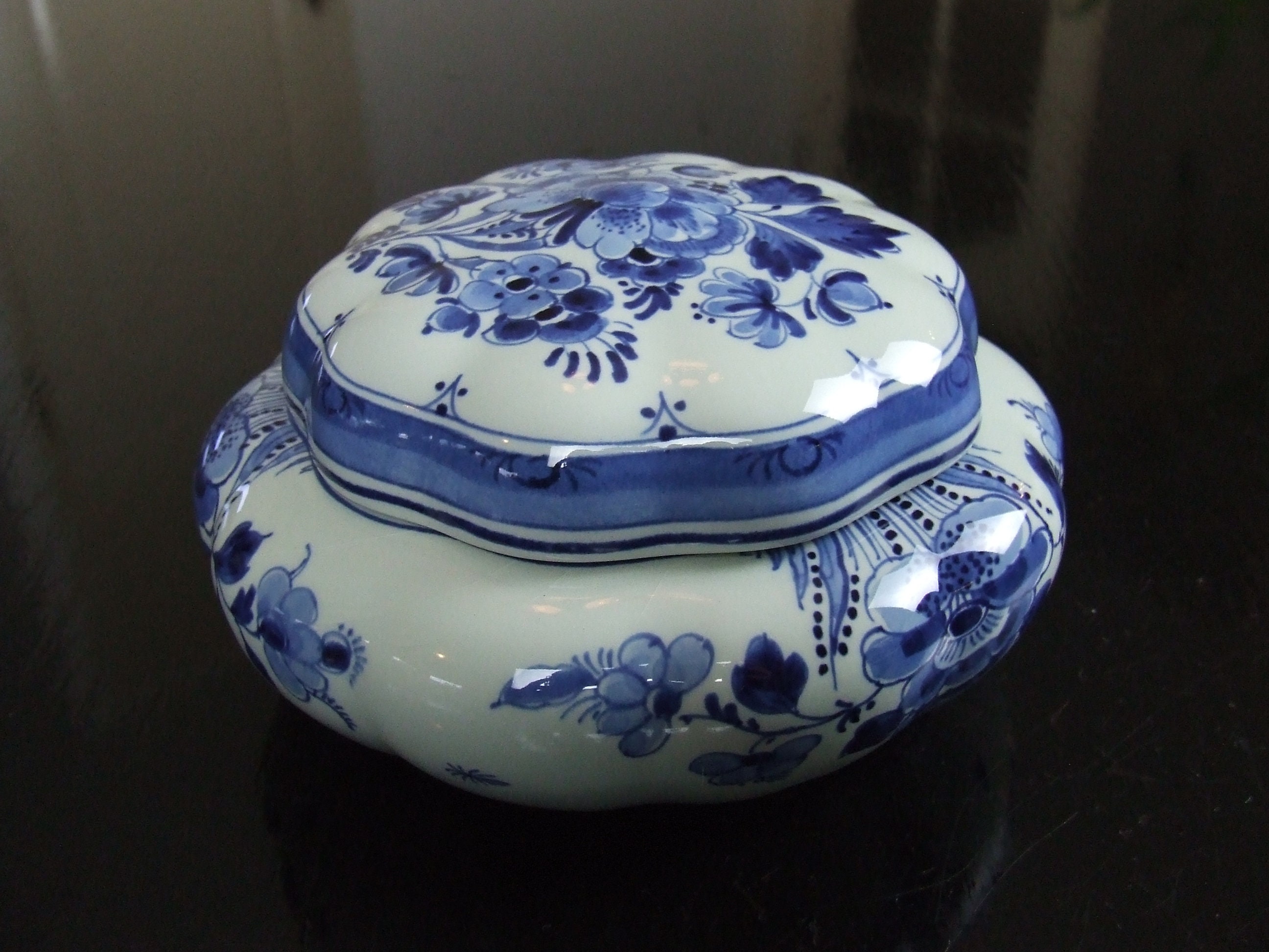 De Porceleyne Fles handpainted Delft blue covered bonbon / candy dish